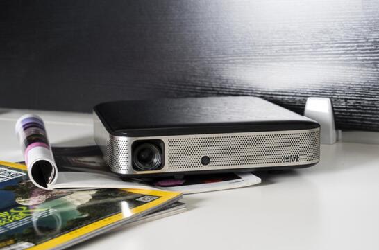 買LED投影還是燈泡投影？家用投影該選誰！